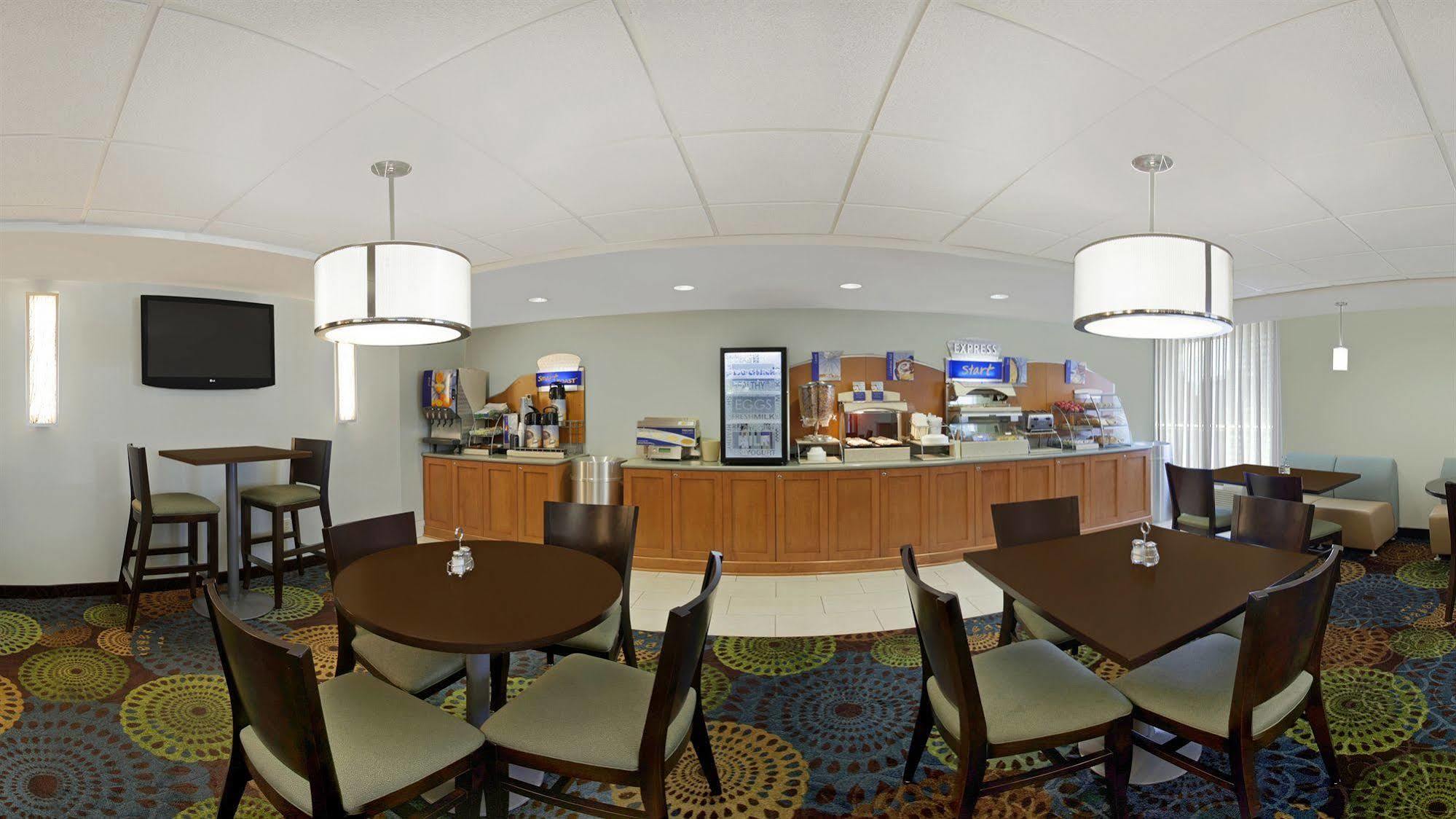 Holiday Inn Express Romulus / Detroit Airport By Ihg Exterior foto